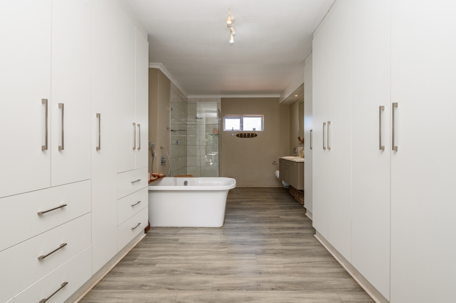 To Let 5 Bedroom Property for Rent in Summerstrand Eastern Cape